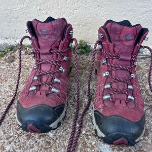 Oboz Women's Hiking Boots in Burgundy size 9 Crunchy Granola Outdoors